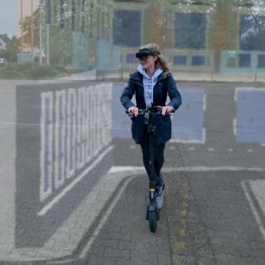 E-ScootAR: Exploring Unimodal Warnings for E-Scooter Riders in Augmented Reality