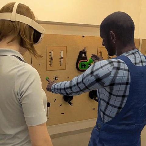 Through the Expert's Eyes: Exploring Asynchronous Expert Perspectives and Gaze Visualizations in XR